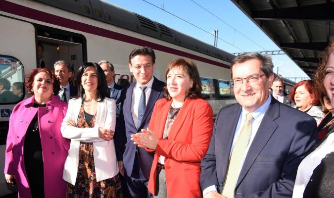 Medio centenar de pasajeros estrenan el Avant Sevilla-Granada