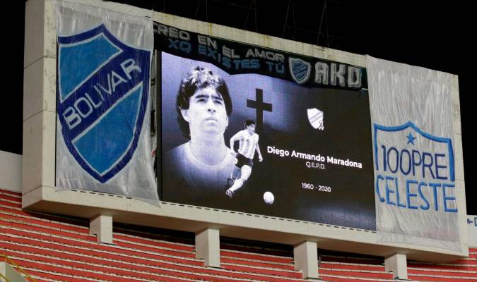 Un emotivo aplauso marcó el comienzo del adiós a Maradona
