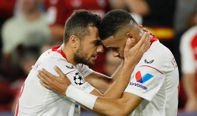 El delantero marroquí del Sevilla Youssef En-Nesyri (d) celebra con su compañero Joan Jordán (i) tras marcar el 1-0. EFE/ José Manuel Vidal