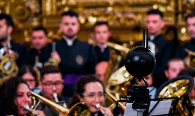 En primer plano, uno de los equipos para emisión y grabación en 360 grados y realidad virtual que se utilizaron junto a los músicos de la Banda de las Cigarreras para grabar el concierto que realizaron el 11 de marzo en la iglesia de la Caridad.