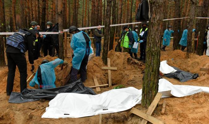 Trabajadores exhuman cuerpos de tumbas en Izium, región de Járkov, en el noreste de Ucrania, este 16 de septiembre. EFE
