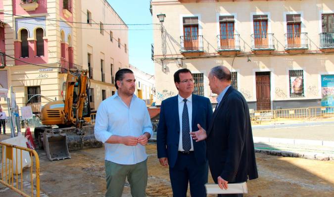 Juan Carlos Cabrera visita las obras del Casco Antiguo. / El Correo