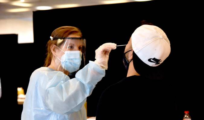 Una trabajadora sanitaria realiza un test de antígenos. / E.P.