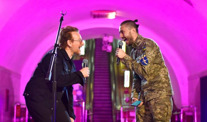 Bono brinda un «concierto por la paz» en una estación del metro de Kiev