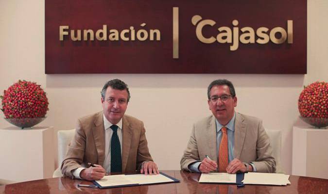 Javier Fernández, alcalde de La Rinconada, junto a Antonio Pulido presidente de la Fundación Cajasol.