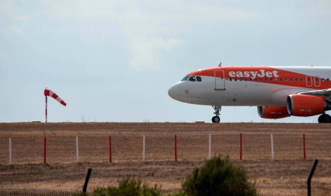 EasyJet anuncia que recortará más vuelos durante el verano
