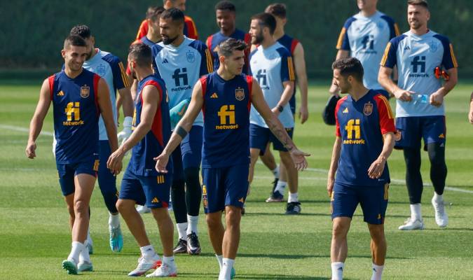 Los jugadores de la selección española de fútbol Álvaro Morata y Pablo Sarabia en el entrenamiento de este lunes en la Universidad de Catar.EFE/JuanJo Martín