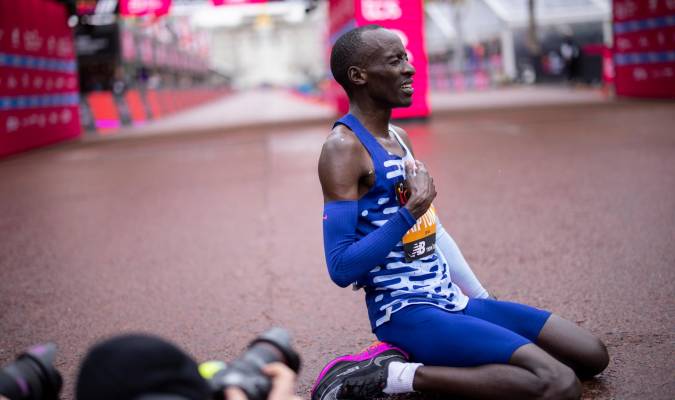 El keniano Kelvin Kiptum, plusmarquista mundial de maratón. en foto de archivo de TOLGA AKMEN. EFE/EPA/