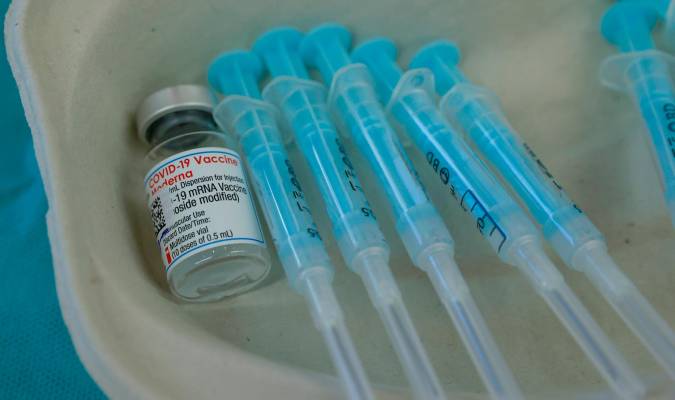 Imagen de archivo de un detalle de un vial de una vacuna de Moderna y varias dosis. EFE/Chema Moya