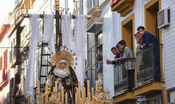 La Soledad de San Lorenzo durante su estación de penitencia en la tarde del Sábado Santo. Foto: J. Barrera.