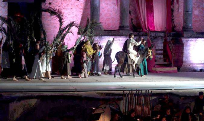 La entrada de Jesús a lomos de un burro en Jerusalén es una de las escenas de la representación (Foto: Hermandad del Rosario de Santiponce)