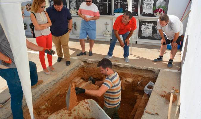 La fosa común de Benacazón saca a la luz los primeros restos óseos