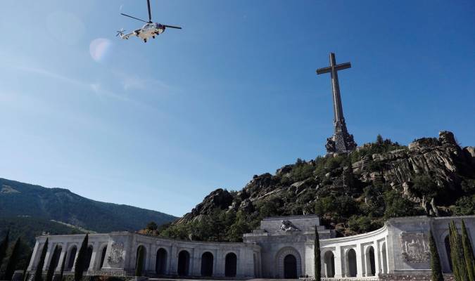 El helicóptero del Ejército del Aire con el féretro con los restos mortales de Francisco Franco en el interior abandona el Valle de los Caídos . / EFE