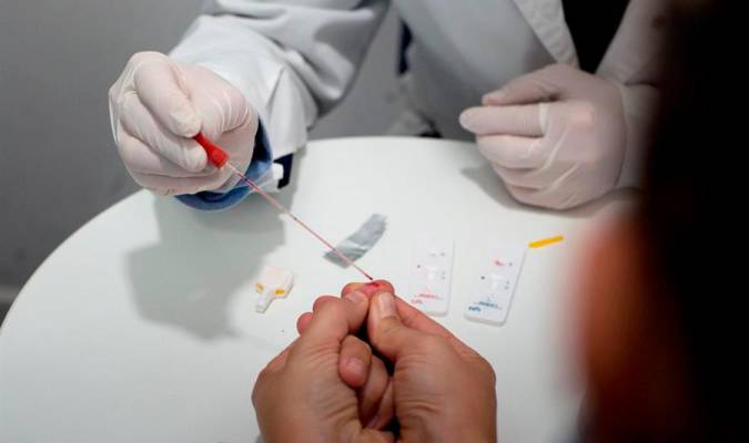 Las farmacias de cinco municipios ourensanos con restricciones por la covid-19 son «pioneras» en España en realizar test rápidos a la población de manera voluntaria. / EFE