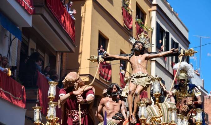 Imagen del Cristo de la Exaltación a su salida de Los Terceros (2018) / El Correo de Andalucía