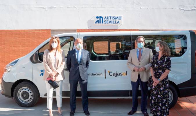 La Asociación Autismo Sevilla recibe un vehículo para facilitar sus actividades