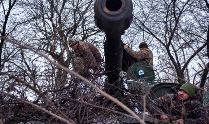 Militares ucranianos en la región de Donetsk, este de Ucrania, en una fotografía de archivo. EFE/EPA/Oleg Petrasyuk