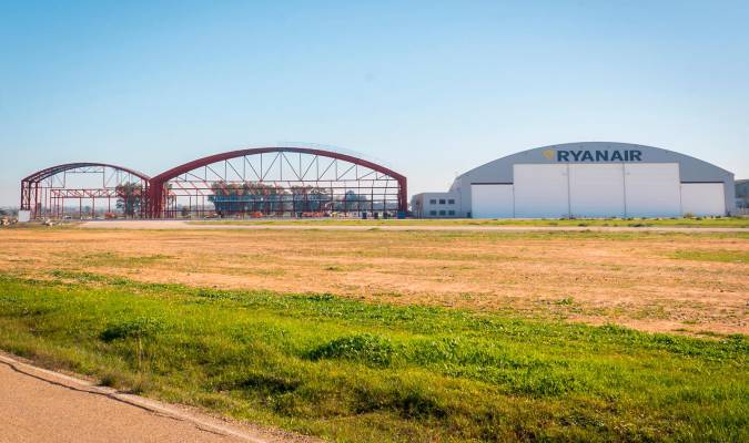 Construcción del segundo hangar de Ryanair junto al que la compañía ya posee en La Rinconada (Foto: Ayuntamiento de La Rinconada)