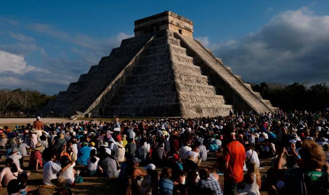 Exigen un doble castigo para un turista que sube al Castillo de Chichén Itzá
