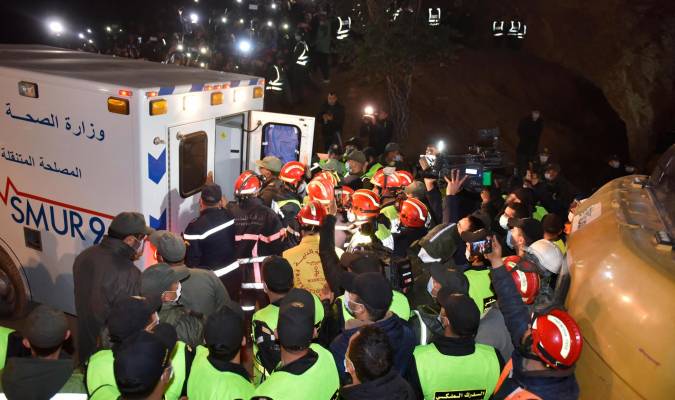 Rescatistas llevan el cuerpo de Rayan a la ambulancia. EFE/EPA/Jalal Morchidi
