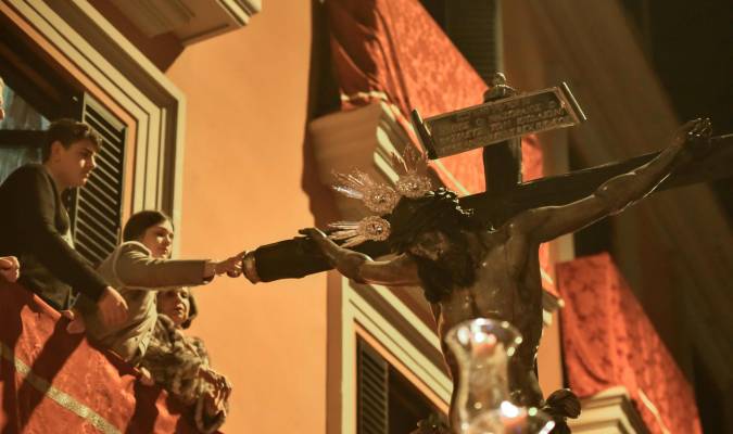 El Cristo del Amor durante su estación de penitencia en la noche del Domingo de Ramos. Foto: Jesús Barrera.