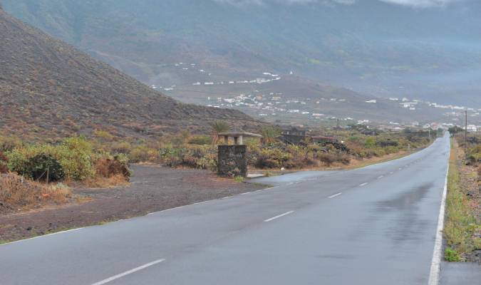 La lluvia obliga al cierre de carreteras en Canarias