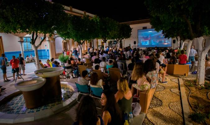 Proyección cinematográfica del ciclo de verano en la plaza de España de La Rinconada. / F.J.D.