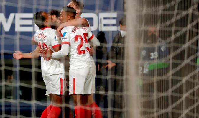 Los jugadores del Sevilla celebran el segundo gol ante Osasuna. EFE/Villar López