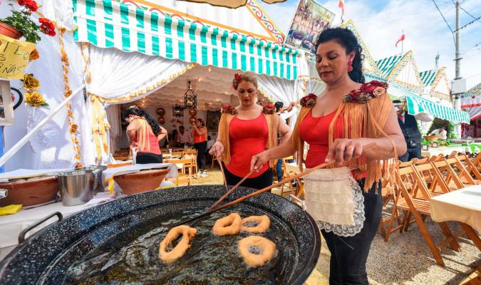 Instantes en la Feria de Sevilla este martes. / Jesús Barrera