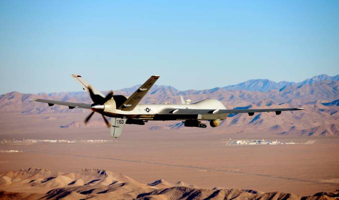 Un dron un MQ-9 Reaper vuela en una misión de entrenamiento sobre el campo de pruebas. EFE/EPA/Fuerza Aérea de los EE. UU./Aviador Primera Clase William Rio Rosado