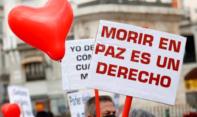 Miembros de la asociación Derecho a Morir Dignamente en una concentración en la Puerta del Sol a favor de la aprobación de la ley de eutanasia. EFE/ Chema Moya