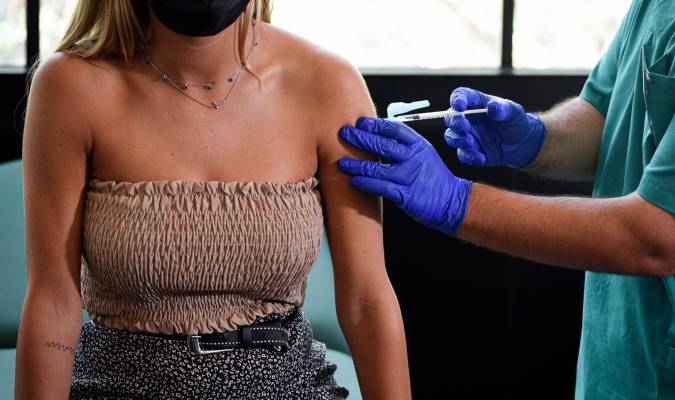 Una joven del próximo Erasmus recibe la vacuna contra el Covid-19. / Jorge Gil / E.P.