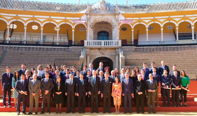 Premiados y autoridades en la Real Maestranza. / Universidad de Sevilla