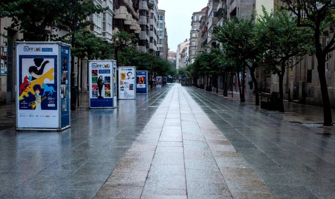 La céntrica calle del Paseo completamente vacía, en Ourense, durante el confinamiento por el coronavirus. EFE/ Brais Lorenzo