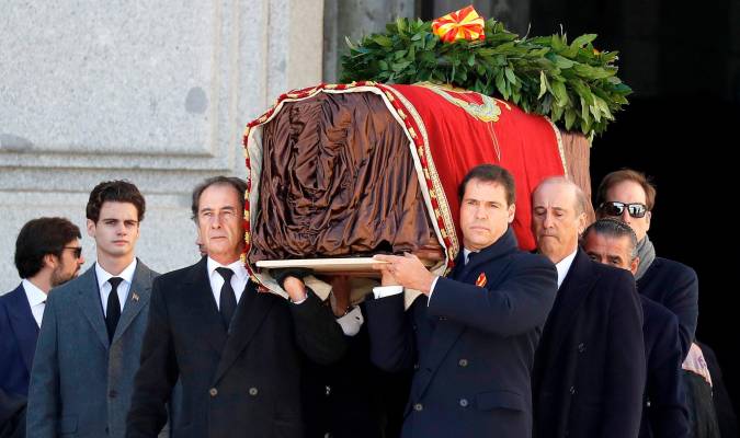 Un momento de la exhumación de los restos del dictador Francisco Franco. / EFE