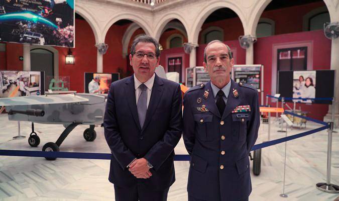 El presidente de la Fundación Cajasol, Antonio Pulido, junto al teniente general Jose Mª Salom, director del Instituto Nacional de Técnica Aeroespacial.