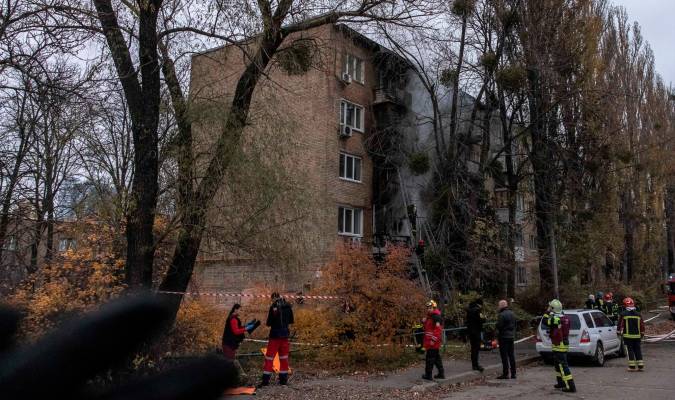 Bomberos trabajan para extinguir el incendio en un edificio residencial alcanzado durante un ataque ruso en Kiev este 15 de noviembre. EFE/EPA/ROMAN PILIPEY