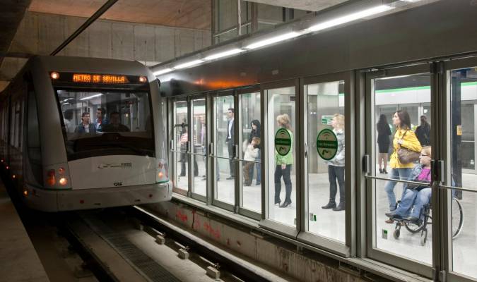 El Metro de Sevilla circulando por una de sus estaciones. / El Correo