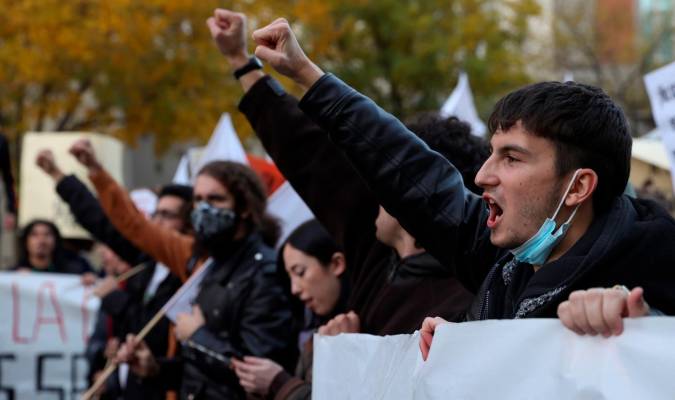Organizaciones de estudiantes participan en una protesta contra las reformas universitarias y en defensa de una universidad pública de calidad. EFE/ Kiko Huesca