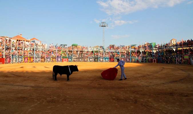 Imagen de un festejo en el peculiar coso algabeño, construido en su mitad a base de carros. Foto: Rodríguez de la Vega