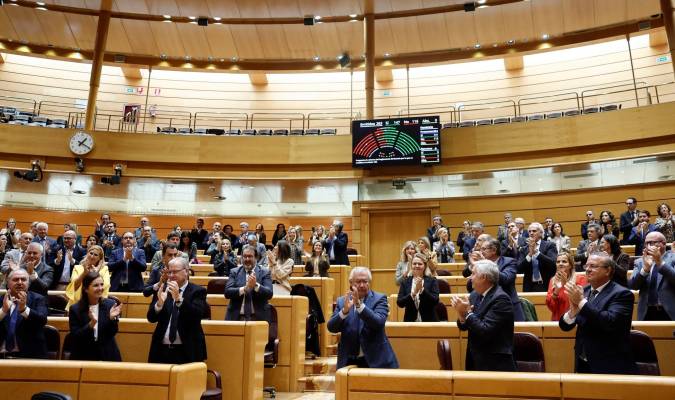 IMagen de archivo de senadores del PP aplaudiendo en un pleno. EFE/ Sergio Pérez