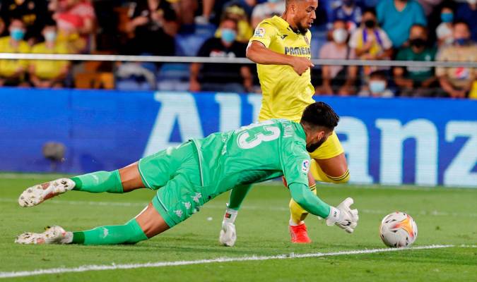 Danjuma marca la diferencia y el Betis cae en Villarreal (2-0)