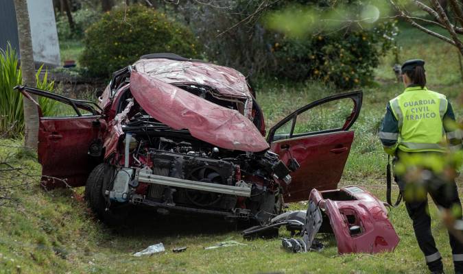 Cuatro personas han fallecido, una ha resultado herida de gravedad y otra de carácter leve, todas ocupantes del mismo vehículo, en un accidente de tráfico en Xove (Lugo). EFE/Emilio Pérez
