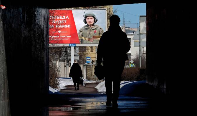 Imagen de archivo de un cartel con el lema 'La victoria será nuestra' en San Petersburgo, Rusia. EFE/EPA/ANATOLY MALTSEV