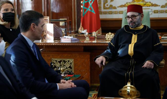 El presidente del Gobierno español, Pedro Sánchez (i), y el rey Mohamed VI de Marruecos en foto de archivo de Mariscal. EFE