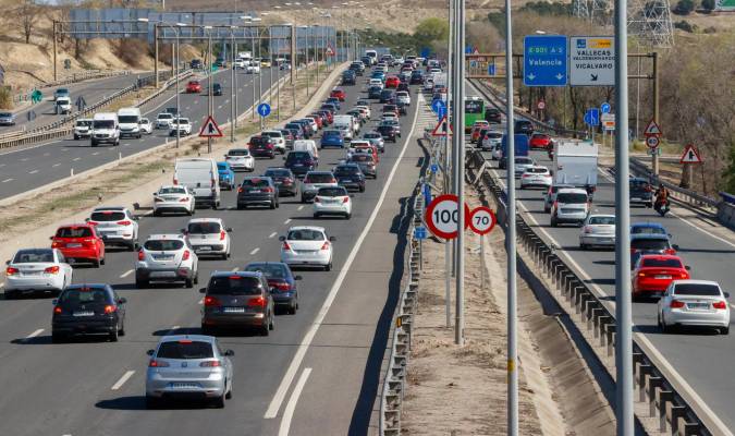 Imagen de la autovía A-3 en sentido Valencia a la altura del kilómetro 7, en Madrid, al inicio del puente del Día del Padre. EFE/ Mariscal