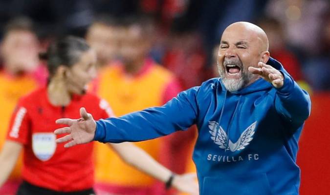 El Sevilla llega al parón en descenso pero con diez futbolistas en Qatar 2022