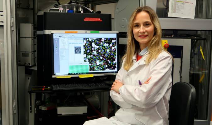 Elena Navarro Guerrero, en el laboratorio de la Universidad de Oxford donde investiga. / EL CORREO