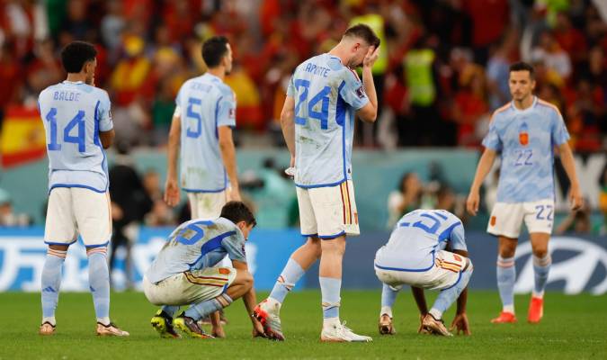 Los jugadores de España, desolados tras quedar eliminados este martes del Mundial de Qatar 2022. EFE/ Alberto Estévez