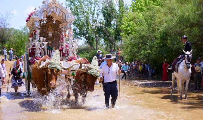 Las recientes lluvias permiten los bautizos de rocieros en el Vado de Quema